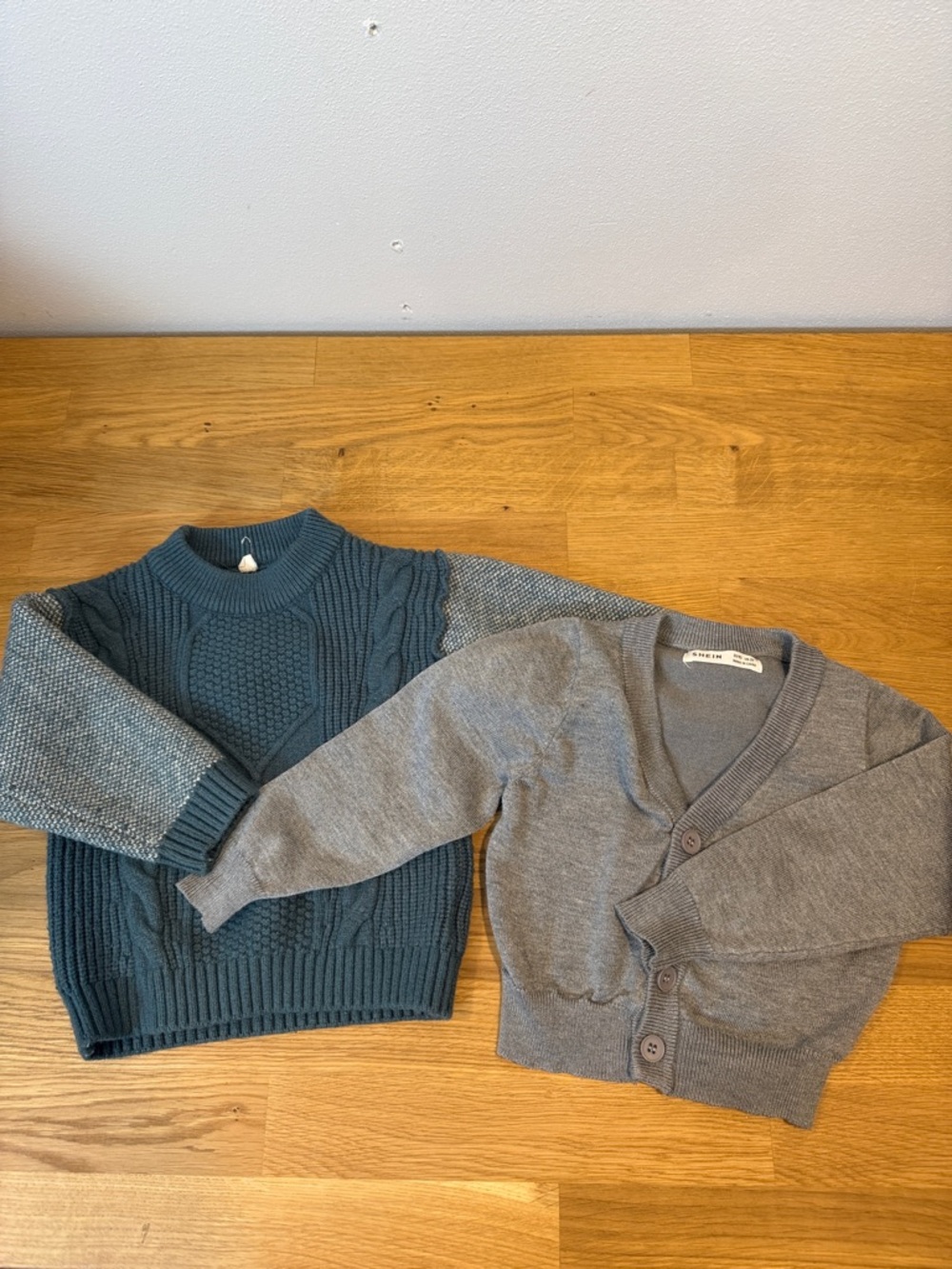 💚 5 for $15/Set of two cozy boys sweaters